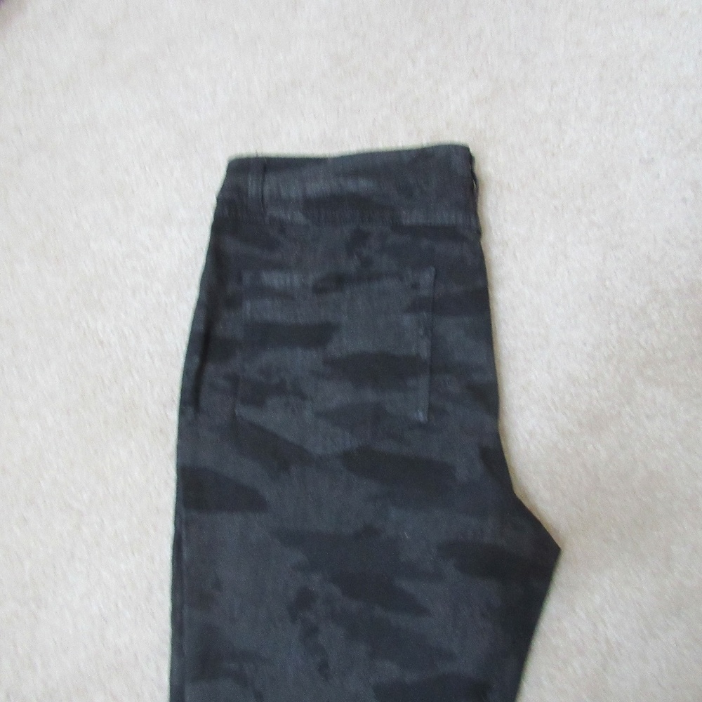 G I L I Black/Gray Camo Jeans